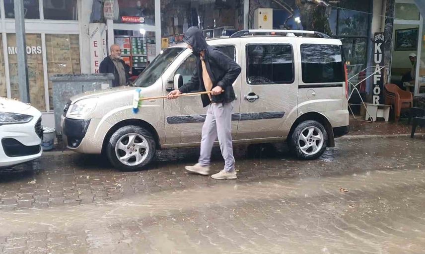 Sağanakta köpükle temizlik: Palu'da araç yağmur altında yıkandı