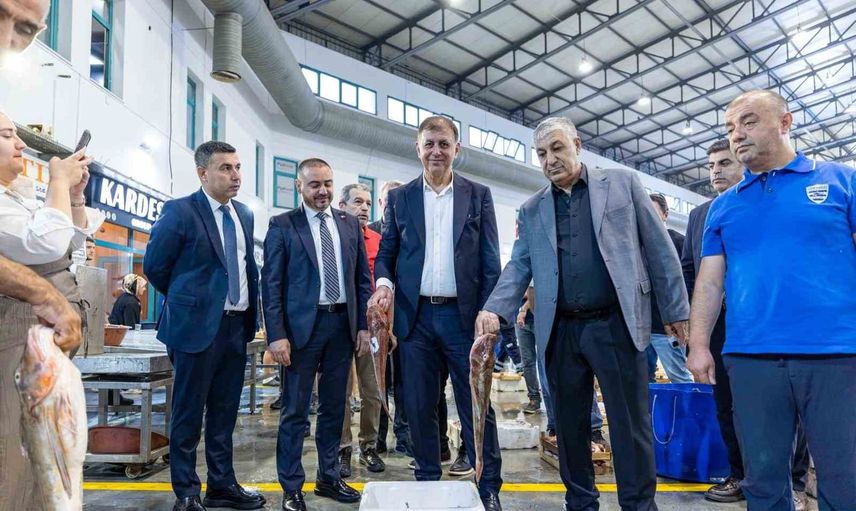 Başkan Tugay'dan deniz vurgusu: sezonun ilk mezadı İzmir'de gerçekleşti