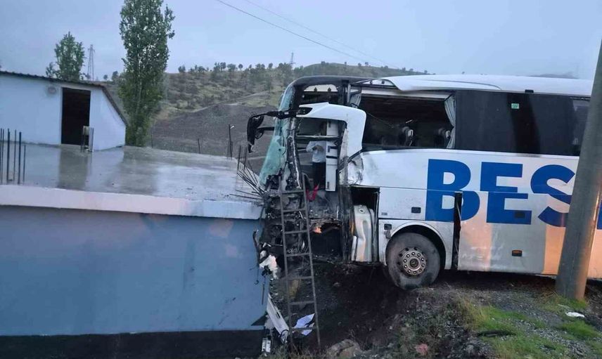 Uludere girişinde otobüs tırla çarpıştı, bir evin çatısına çıktı: 15 yaralı