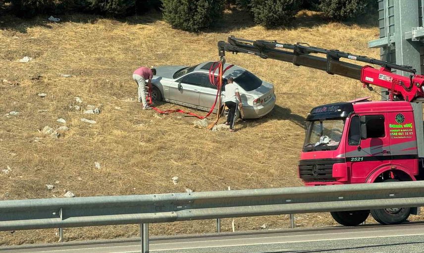 Bariyerleri aşan araç boş tarlaya düştü; sürücü yara almadan kurtuldu