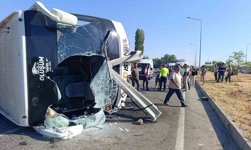 Afyonkarahisar'da Tınaztepe kavşağında yolcu otobüsü devrildi: 22 yaralı