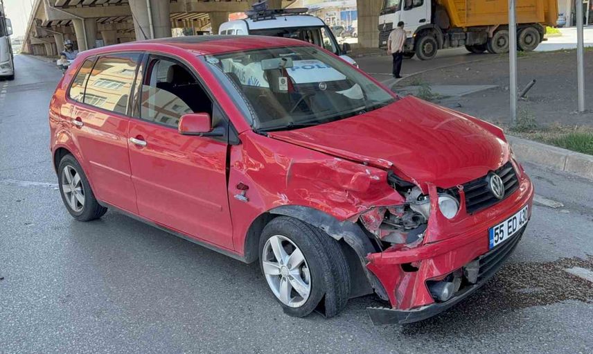 Kavşakta çarpışma: iki genç yaralandı, birinin durumu kritik