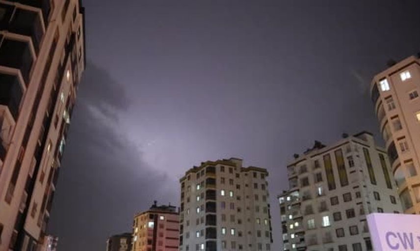 Kozan'da şimşek gösterisi geceyi aydınlattı