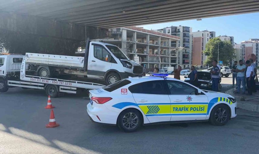 Kavşakta kamyonet ve otomobil çarpıştı: sürücü hastaneye kaldırıldı