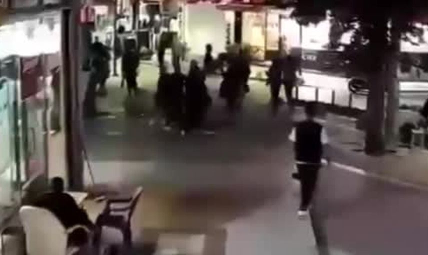 Gölcük'te cadde ortasında anne ve kızına kalabalık saldırısı