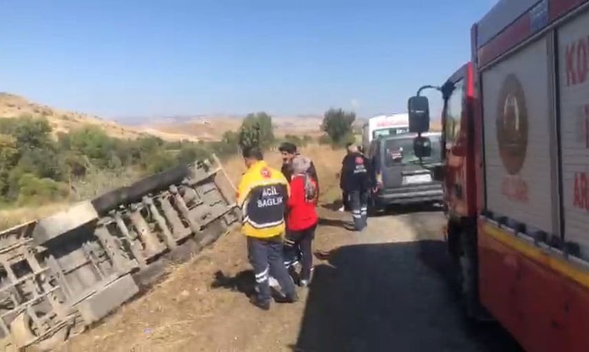 Elazığ-Tunceli yolunda tır şarampole yuvarlandı, 1 kişi yaralandı