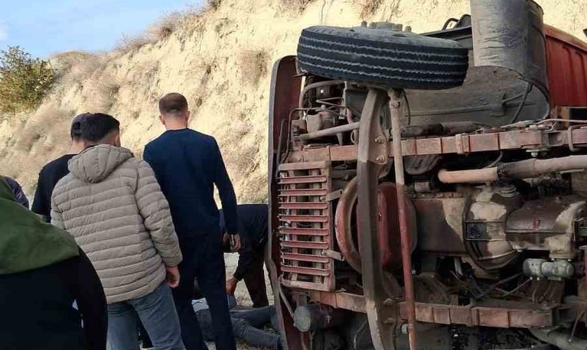 Altınyayla Kara Yokuş'ta yük kamyonu devrildi, sürücü hafif yaralandı