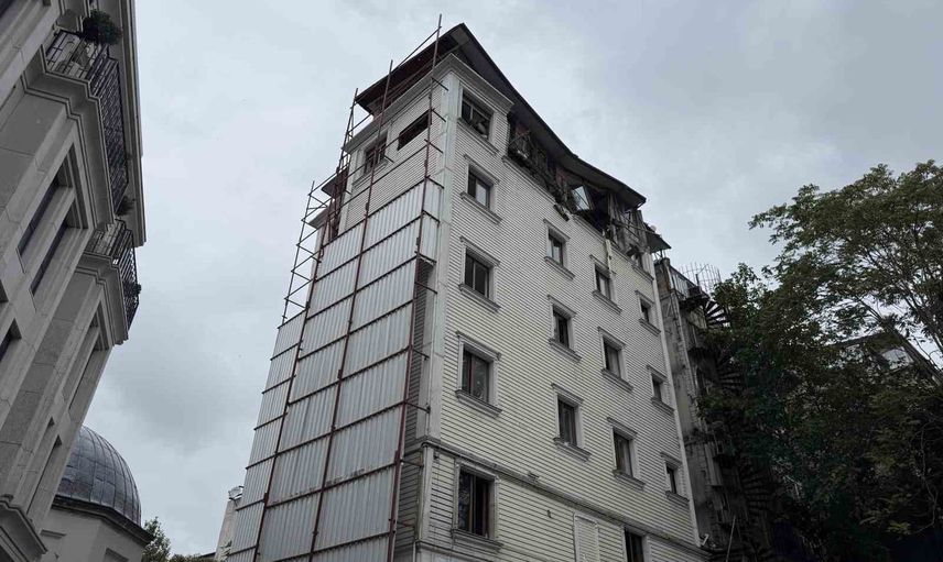 Fatih'te riskli binada çökme: üst kat yıkıldı, 5 araç hasar gördü