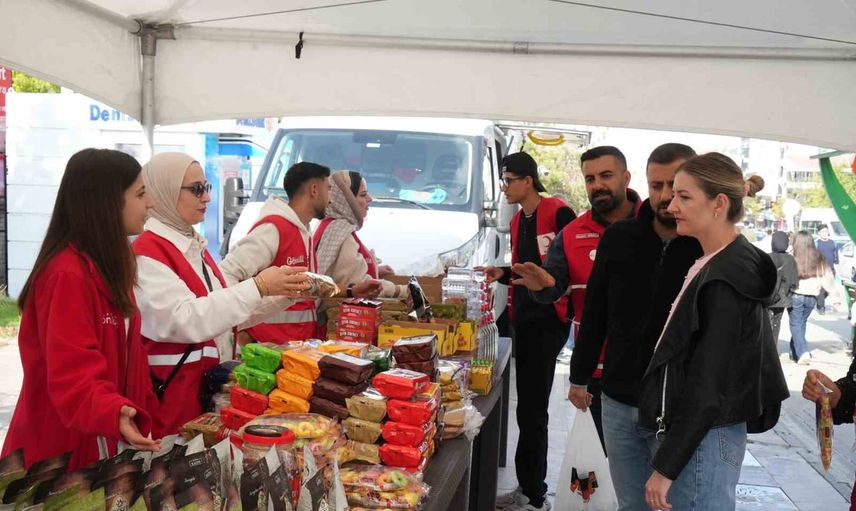 İyilik çarşısı Varto'da köy çocuklarının kırtasiye umuduna dönüştü
