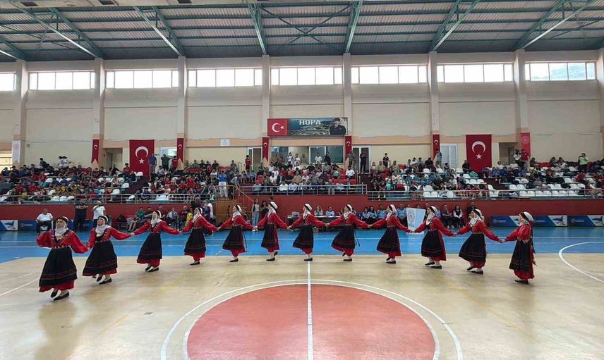 Yıldız adayları Hopa'da kortlarda ulusal şans için yarışıyor
