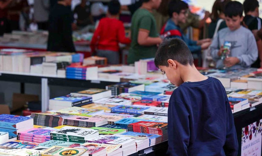 Öğrencilerle renklenen Antalya kitap fuarı okuma heyecanı yaşatıyor
