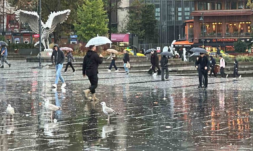 İstanbul'da sağanak etkisini sürdürürken Beyoğlu, Karaköy ve Beşiktaş'ta zor anlar