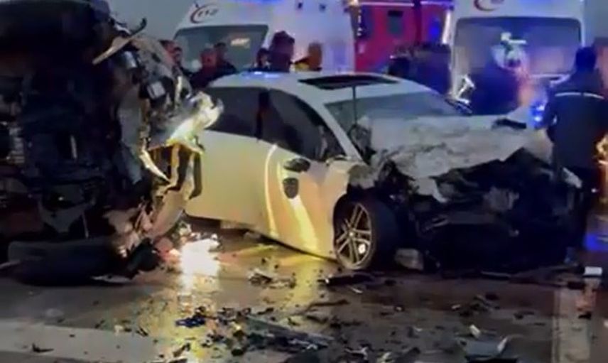 Aksaray'da Seleci Kösetol köyü mevkiinde kafa kafaya çarpışma: iki sürücü ağır yaralandı