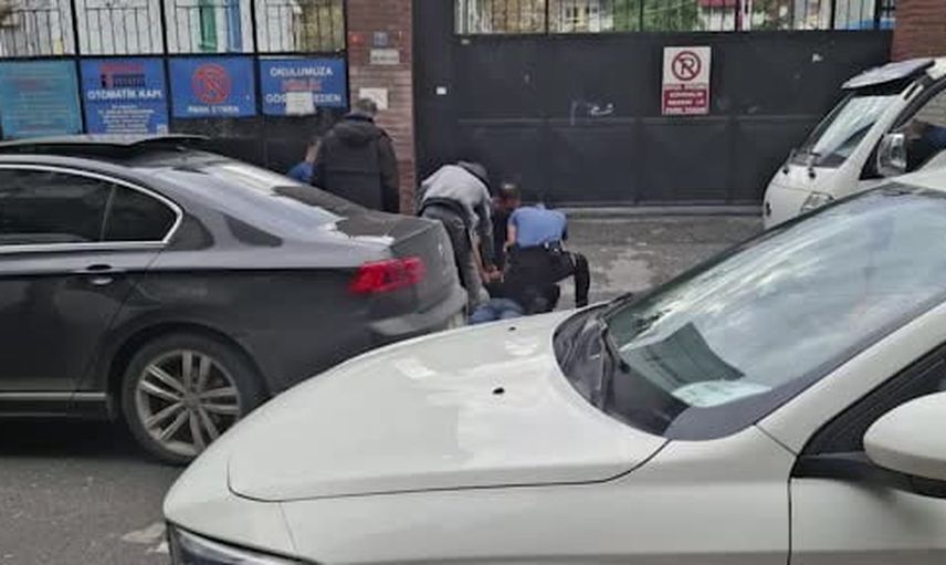 Zeytinburnu'da okul çevresi denetimi sırasında ruhsatsız tabanca ele geçirildi