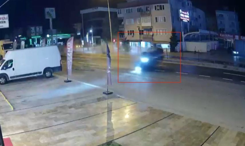 Yalova'da kontrolden çıkan otomobil üst geçide çarparak takla attı