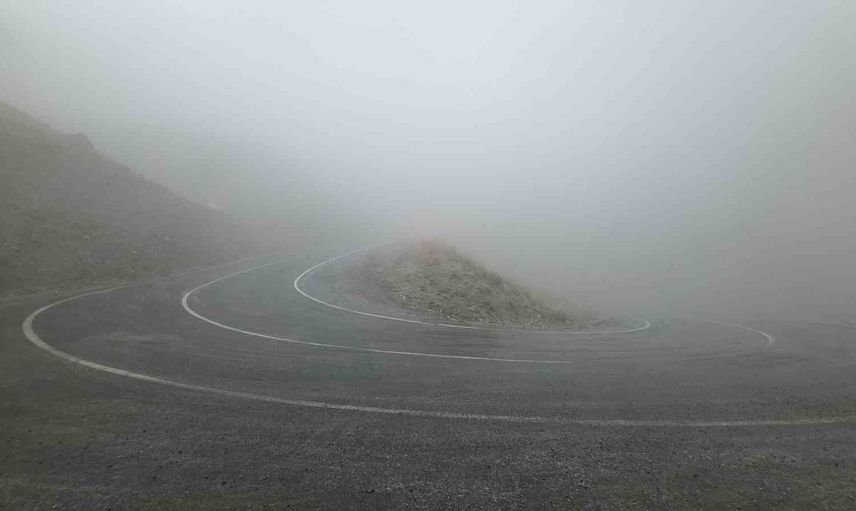 Üç bin rakımlı Karabet Geidi'nde sis ve kar ulaşımı zorlaştırdı