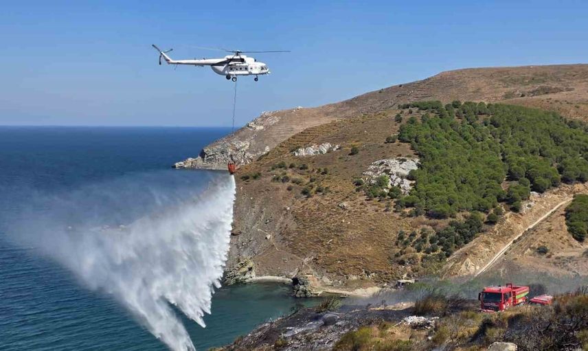 Bandırma'da şlam havuzu yakınındaki yangına karadan ve havadan müdahale