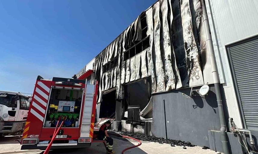 Mersin'de temizlik malzemesi üretimi yapılan fabrikada yangın kontrol altına alındı