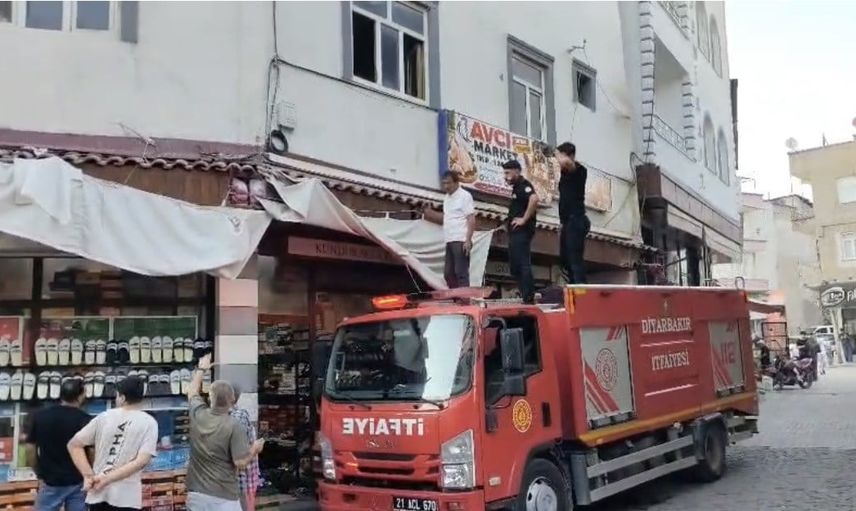 İtfaiye ve mahalle dayanışmasıyla iş yerindeki yavru kedi kurtarıldı