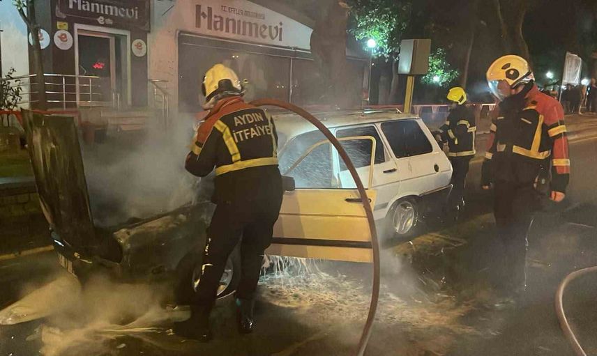 Seyir halindeyken motor bölümünden alevler yükselen otomobil Efeler'de kullanılamaz hale geldi
