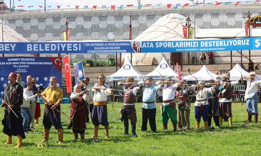 Uğruna yıllar: 50 yaş üstü geleneksel okçular Şahinbey'de yarıştı