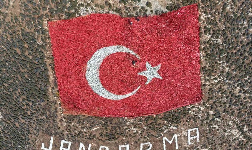 Amanosların zirvesindeki dev al bayrak yenilendi