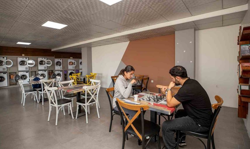 Öğrencilerin yükünü hafifleten çamaşır kafe 9 bin 800 öğrenciye hizmet verdi