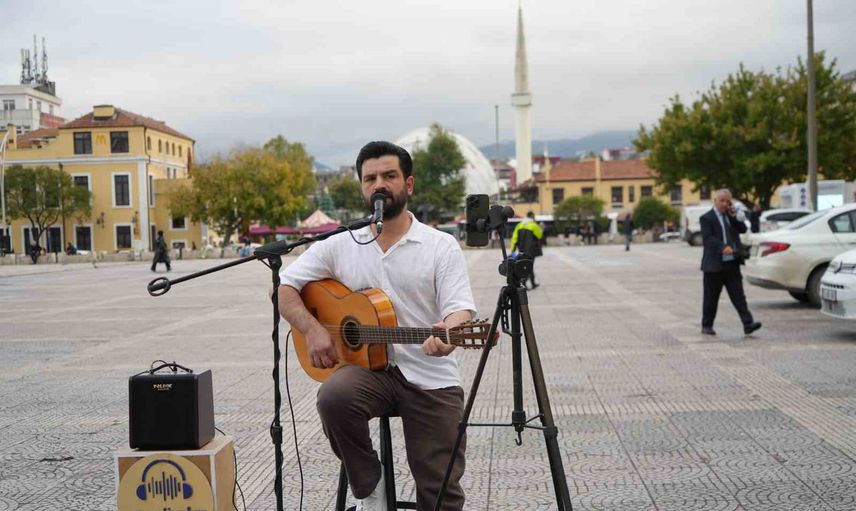 Cumhuriyet meydanı'nda yankılanan umut: Sadık Keleş'in sokak müziği