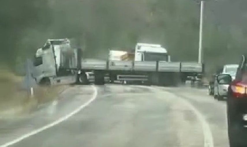 Tırın makaslaması Karabük-Yenice kara yolunu iki saat kapattı