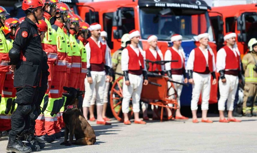 Bursa'da göğe uzanan bayrak: itfaiye tatbikatı gerçeğini aratmadı