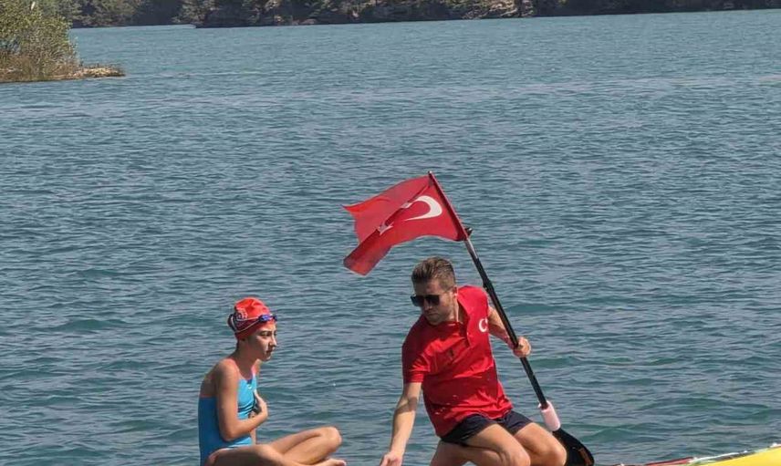 Manavgat'ta gençler zaferi suya taşıdı: 31 sporcu bayrak için kulaç attı