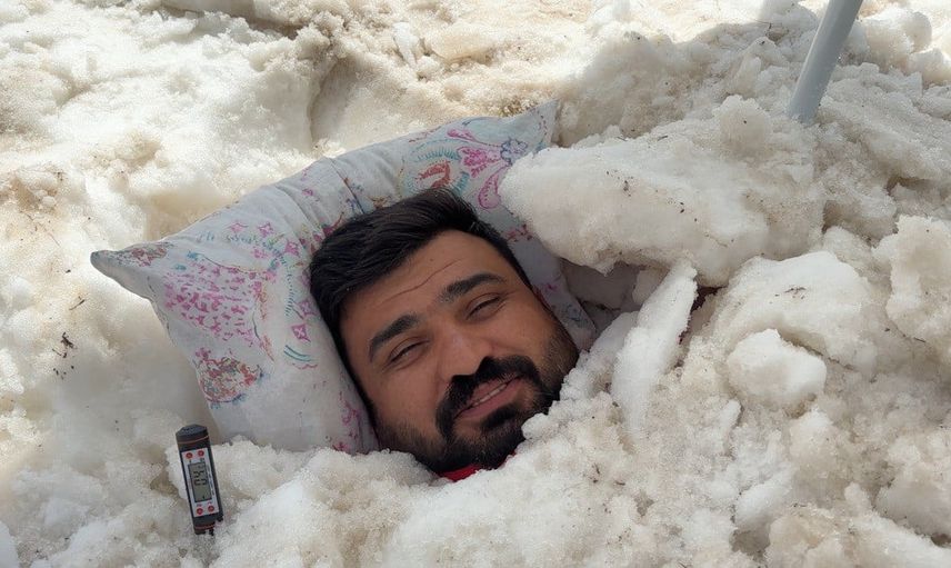 kentin kavurucu sıcağından kaçıp 3 bin 200 rakımda kara gömüldü