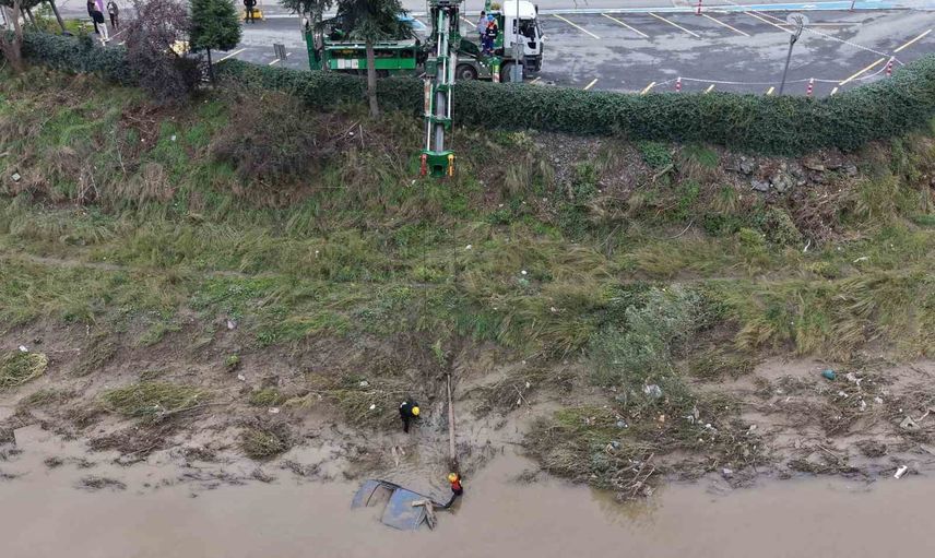 Selde sürüklenen araç Cendere Deresi'nden itfaiye ve AFAD tarafından çıkarıldı