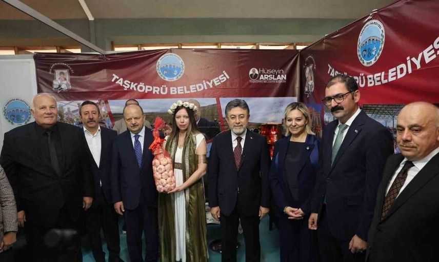 Bakan Yumaklı'ya başkentte Taşköprü sarımsağı sunuldu
