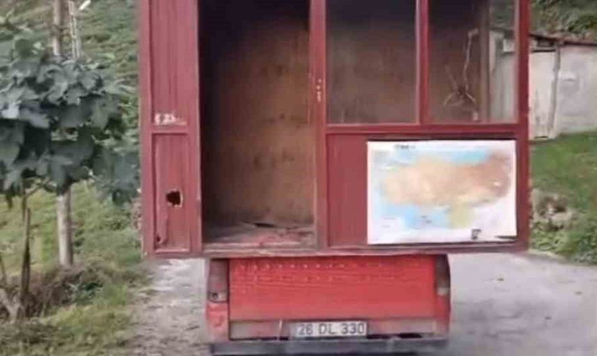 Karadeniz inadı: kamyonetle konteyneri dik yamaça geri geri çıkaran köylü