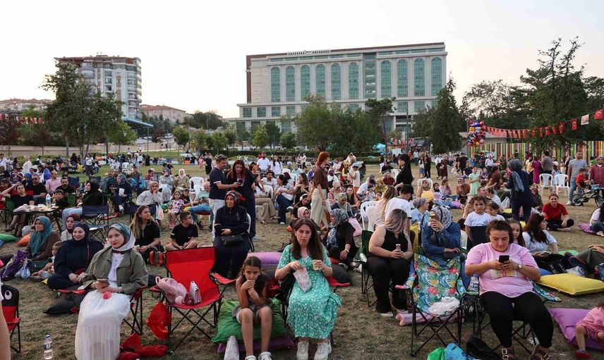 Kırıkkale'de park gecesi: çocuklar atölyede boyadı, sinemada güldü
