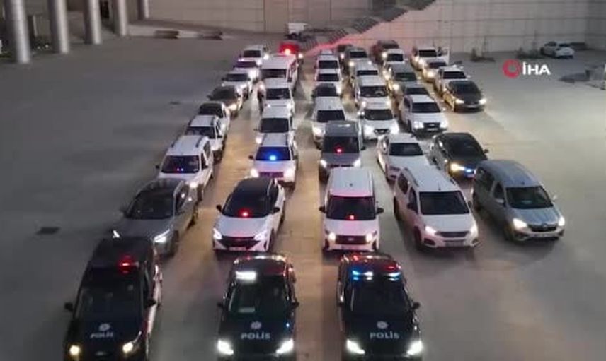 İzmir'de milyonluk kaçakçılık operasyonunda safran ve yüz binlerce makaron ele geçirildi