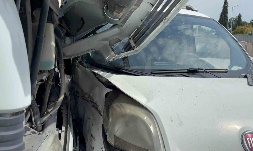 Bilecik'te küçük sanayi sitesi kavşağında vinçle ticari araç çarpıştı: 1 yaralı
