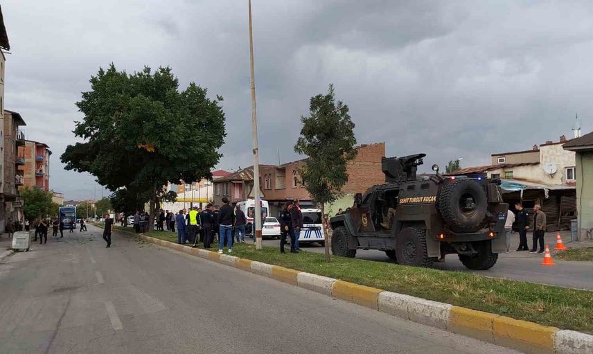 erkekler arasında husumet çatışması: erzurum'da 12 kişi yaralandı