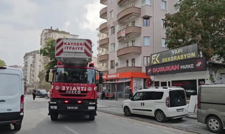 Çatı katında yangın: 9 katlı bina tahliye ediliyor