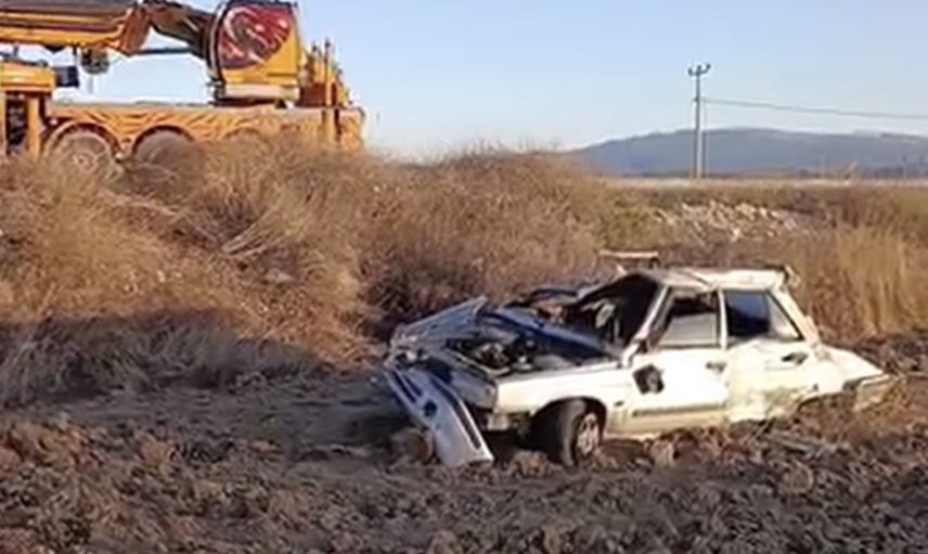 Burdur-Karamanlı yolunda otobüs durağına çarpan araç boş tarlada takla attı