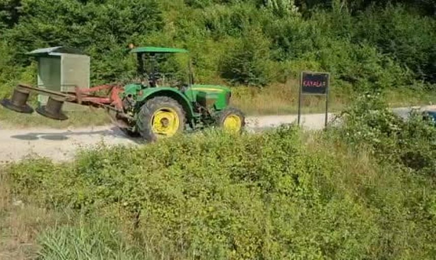 Sinop'ta Atış Alanı mevkisinde direksiyon hakimiyetini kaybeden araç şarampole devrildi: 2 yaralı
