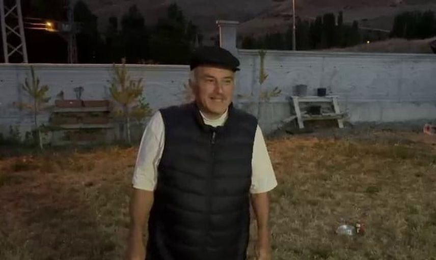 Her akşam kedilerle aynı kaptan mama yiyen tilki Köse ailesinin avlusunda uyuyor