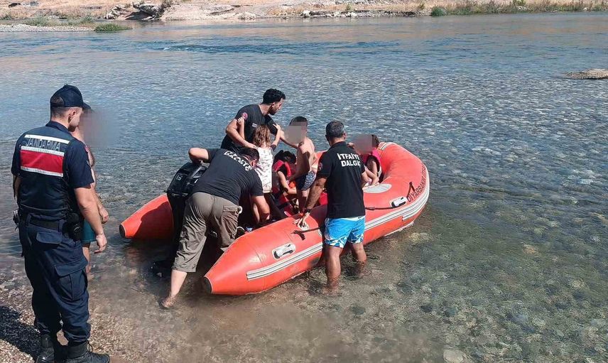 Piknik kabusu: Eğil'de nehir yükselince mahsur kalan 10 kişi botla kurtarıldı
