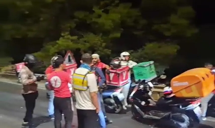 Motokuryeler alevlerle mücadele eden ekiplere yardım taşıdı