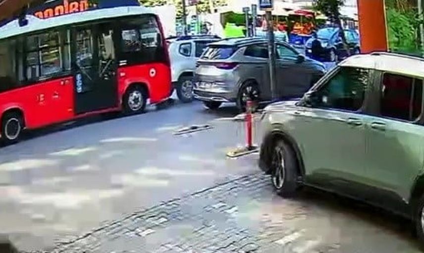 Bandırma'da yaya geçidinde duran araca arkadan çarpma kameralara yansıdı