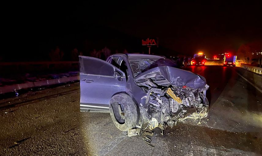 Kula'da gece yarısı refüjü aşan araç karşı şeride geçerek 4 kişiyi yaraladı