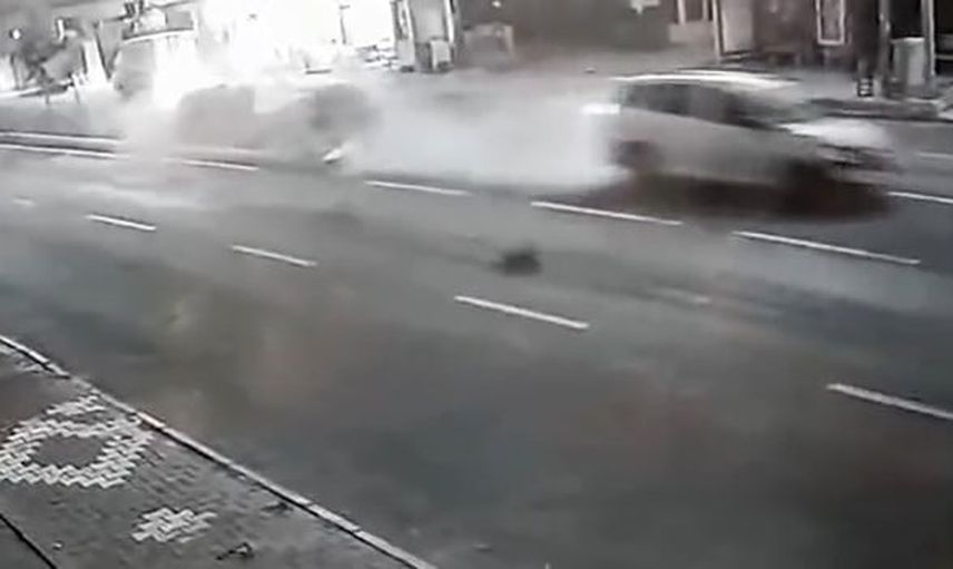 Refüjde savrulan suv çam ağaçlarını devirdi, kaza güvenlik kamerasında