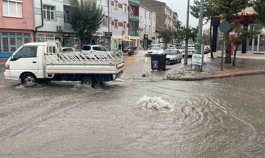 Karaman’da bir saatte su baskını cadde ve sokakları göle çevirdi