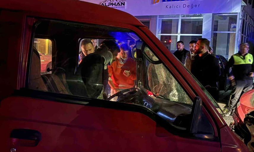 Kayseri'de kamyonetle pikabın kafa kafaya çarpışması: sürücü sıkıştı, 2 yaralı